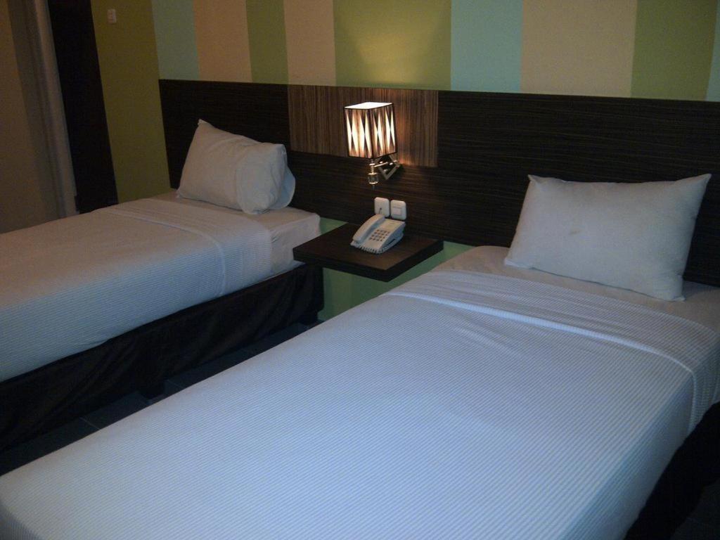 Pose In Hotel Jogjakarta Buitenkant foto