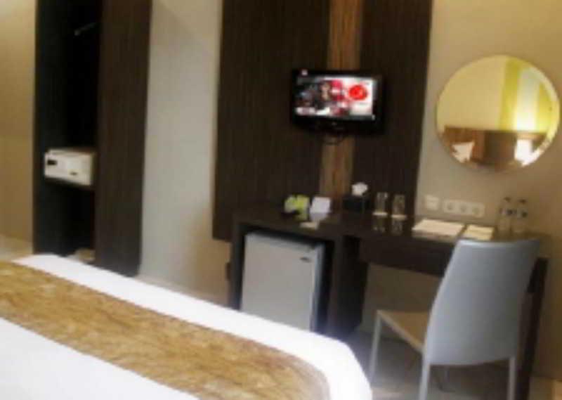 Pose In Hotel Jogjakarta Buitenkant foto